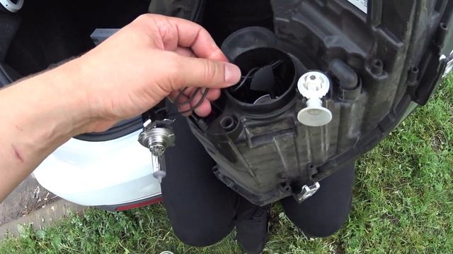 Замена лампы дальнего света VW Polo