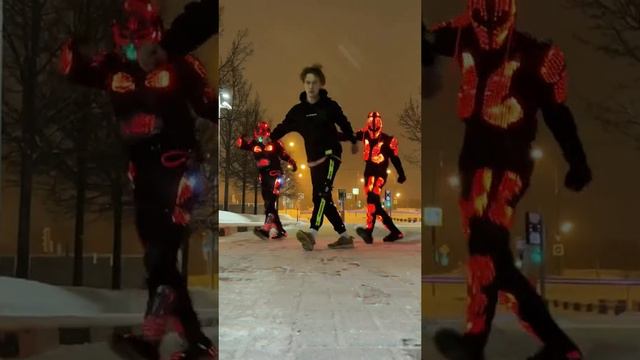 танцует