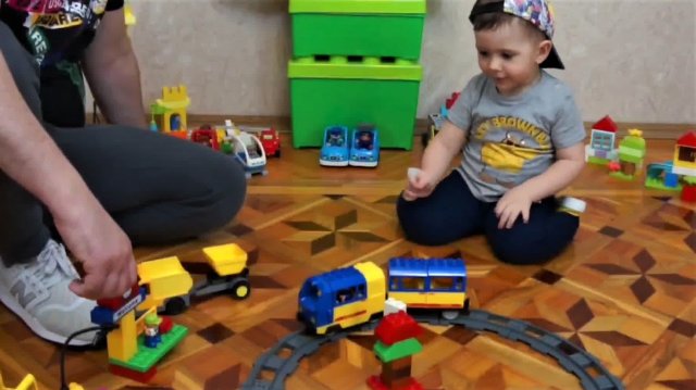 Трофимка и папа отправляются в веселое путешествие с новой железной дорогой ! Как Lego Duplo !