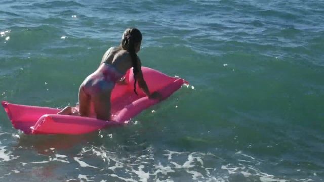 Влог    Крым.Дочка купается на матрасе в море.