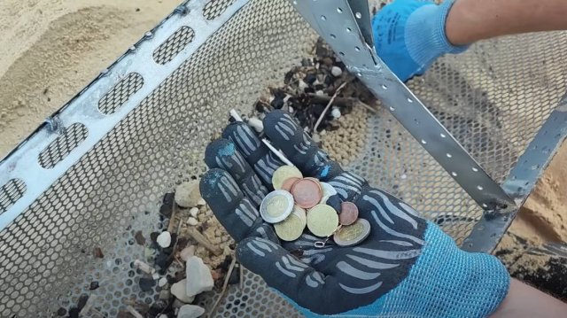 Чистка пляжа после жарких выходных от мусора и потерянных вещей