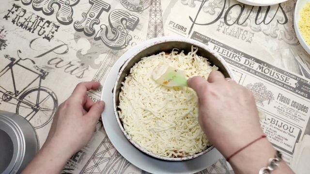 Простой, вкусный и нежный салат со шпротами и плавленым сыром.  На любой стол.