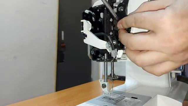 Швейная машинка заклинила, или тяжелое вращение_ Смотри, здесь сказано как исправить.