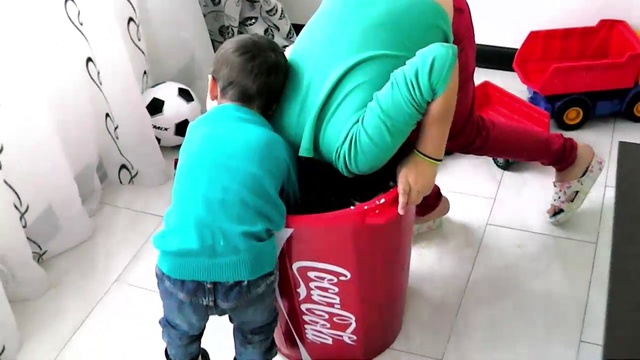  Вредные детки и Огромная Кока Кола drink Giant Coca Cola  Nursery rhymes song