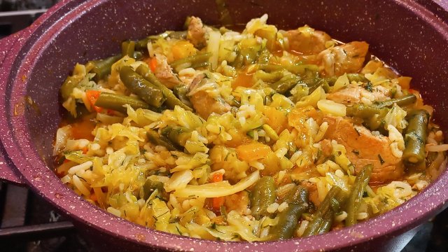 Тушеная капуста с мясом, стручковой фасолью, рисом