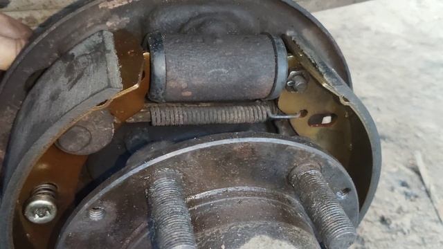 Газель - развожу тормозные колодки вид без тормозного барабана ,левое колесо.