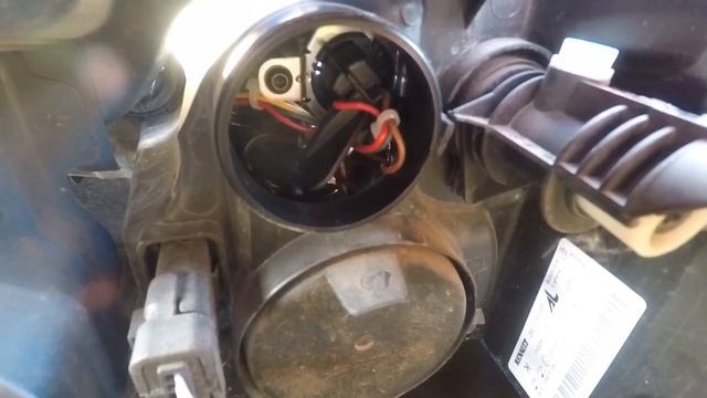 Замена лампы ходового света Renault Logan_2.