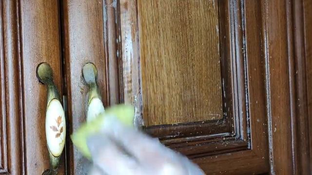 Как ОТМЫТЬ КУХОННЫЕ ФАСАДЫ от жира и липкого налета. Результат потрясающий?