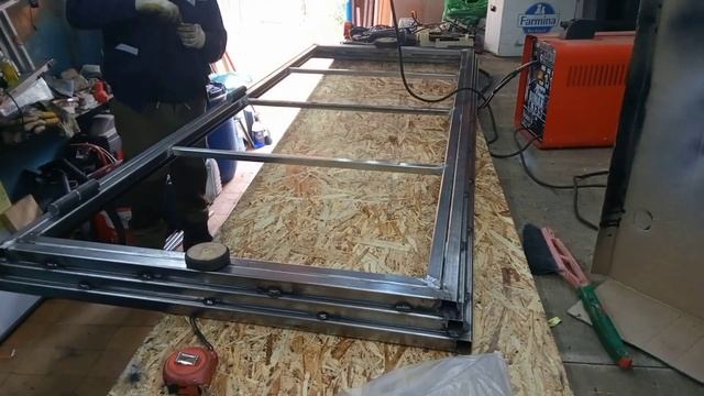 Железная дверь из профильной трубы 25*25