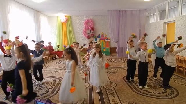 МДОУ "Ясли-сад № 381 г. Донецка". Танец"Цветы для мамы"