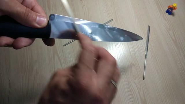 Лёгкий способ заточки кухонного ножа в домашних или полевых условиях алмазным надфилем.