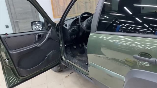 Бюджетный автозвук в Нива Трэвел ! Громкая аудиосистема по штатным местам + усилитель под сиденье