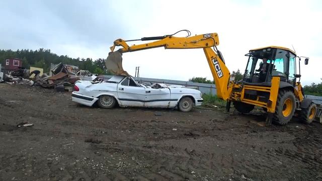 Трактор ломает ДОМ! Трактор ломает МАШИНУ!