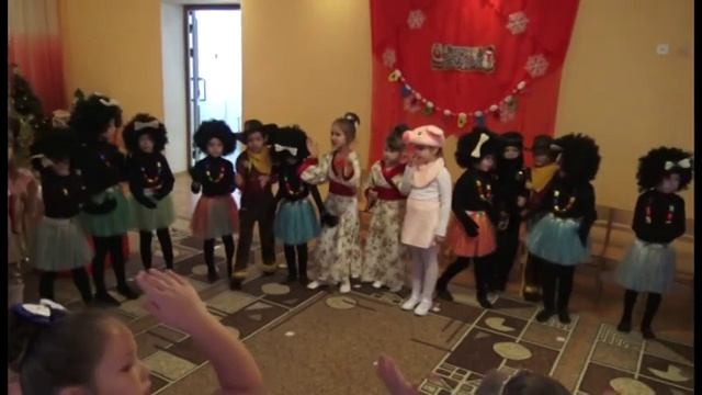 Общий новогодний танец "И раз, два, три! Сколько мальчиков/девочек хороших, посмотри..." в дет.саду