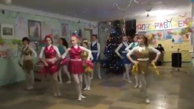 Танец 'Новогодние игрушки, песни и хлопушки!'