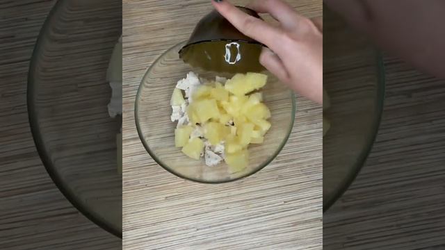 Легкий салат с курицей