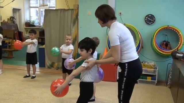 Физкультурное занятие с мячом в детском саду (старшая группа)