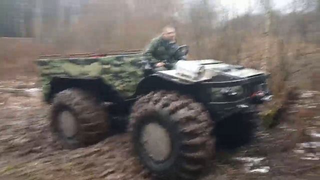 Застрявшая буханка УАЗ - вытаскиваем вездеходом БТХ-2