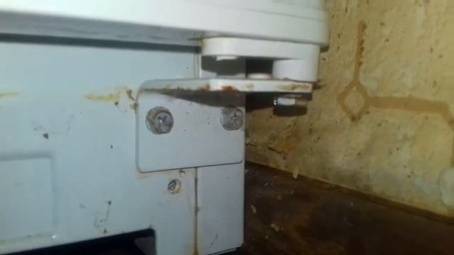 Снимаем дверь холодильной камеры холодильника Indesit ST 167.028