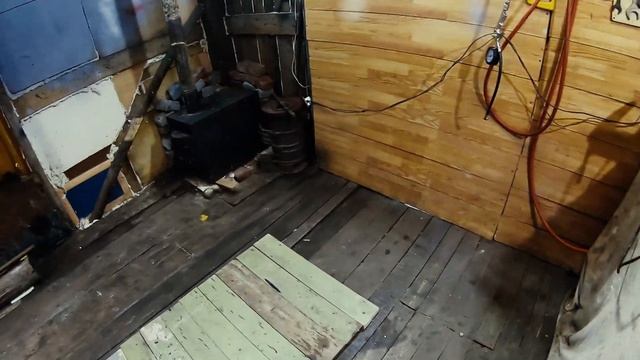 Буржуйка в деревянном гараже