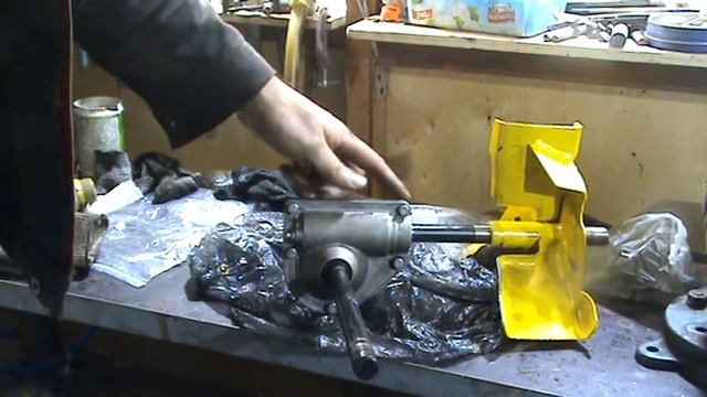 Снегоуборщик Champion ST556: замена шестерни в редукторе