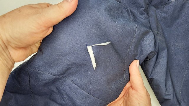Как за 1 минуту починить дырку на куртке