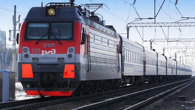 Железнодорожный транспорт - Поезда. Электрички. Грузовой поезд и тепловоз в видео для детей