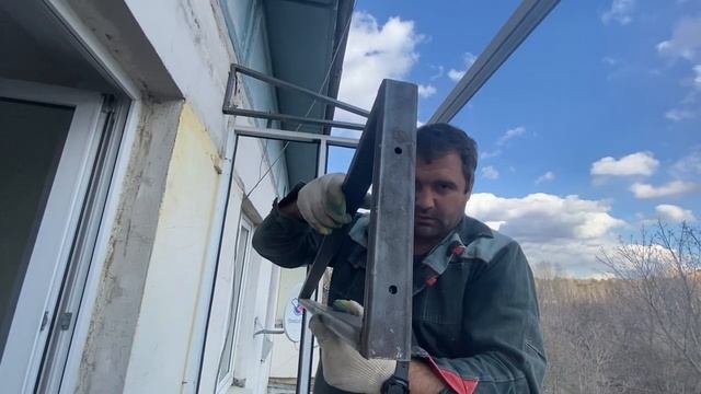 Остекление балкона в Хрущевке с крышей.