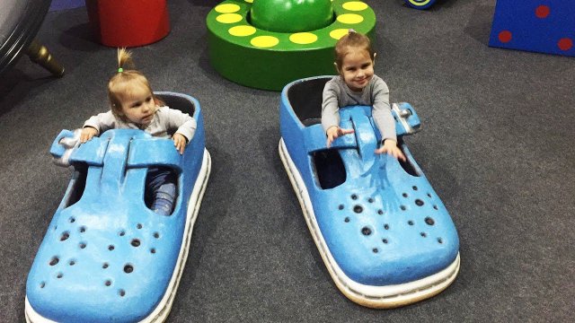 ВЛОГ Москва День 1 Алина просит новую игрушку Идем в Музей ВЕЛИКАНА VLOG