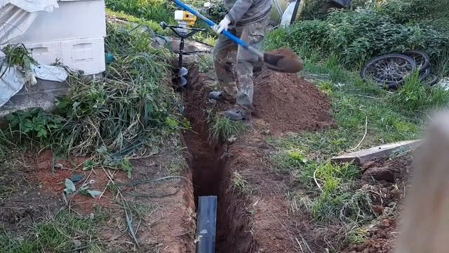Быстро выкопать траншею помогая мотобуром.