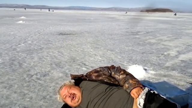 Рыбак лежит на льду