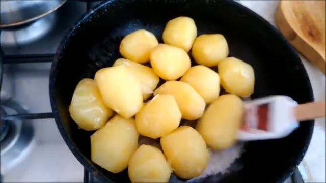 Отварной картофель, обжаренный на сковороде