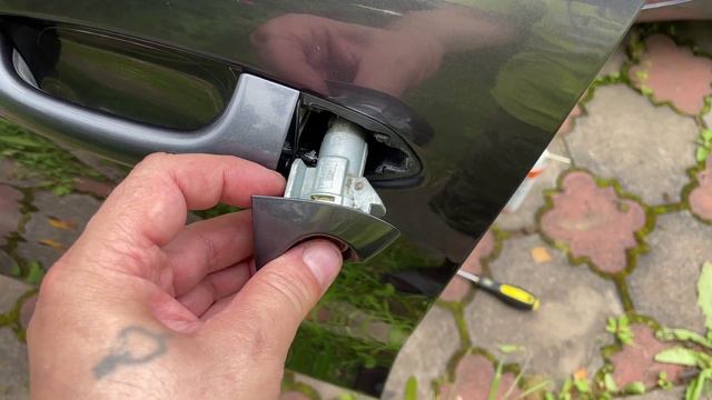 Смазка дверных ручек и замка на KIA Cee'd JD