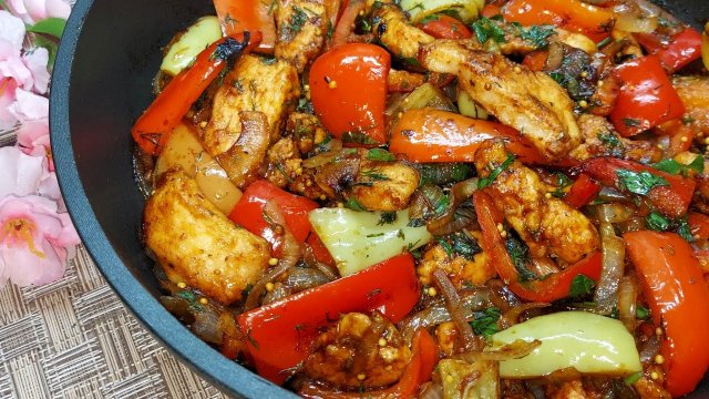 Быстрый и вкусный ужин. Куриная грудка со сладким болгарским перцем в кисло-сладком соусе.