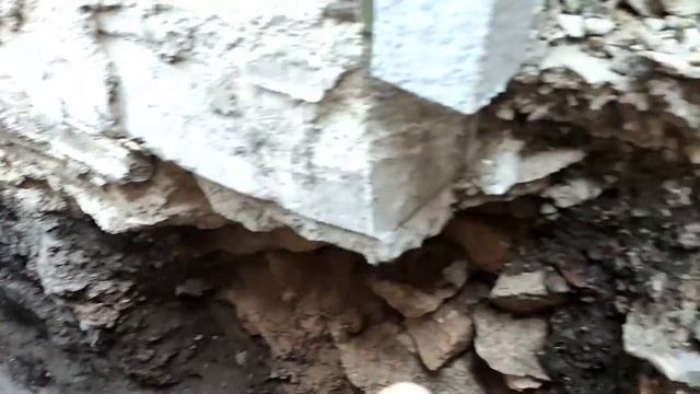 8) Вскрыли фундамент, а там... Подготовка к поднятию фундамента кирпичного дома 1 часть.