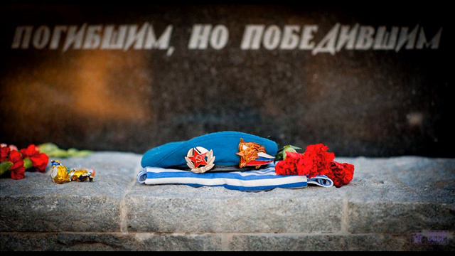 За околицей поле не кошено