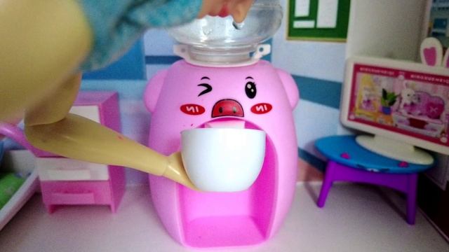 ПАПА НОГУ СЛОМАЛ, КТО-ТО ГИПС РАЗРИСОВАЛ))) Катя и Макс веселая семейка смешные куклы Даринелка ТВ