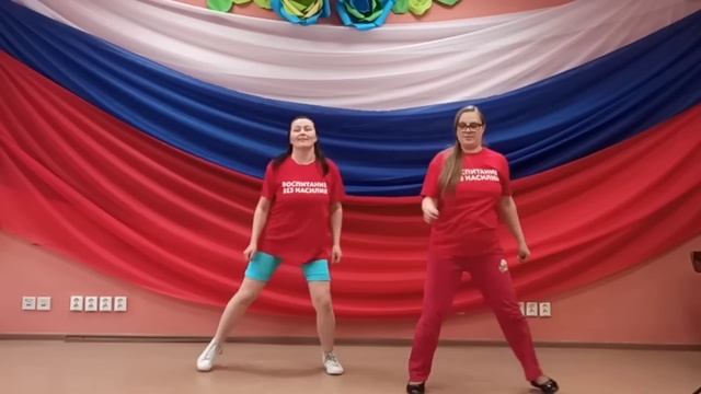 Ходьба с Лесли Сансон в исполнение специалиста социальной работы и реабилитолога социального центра