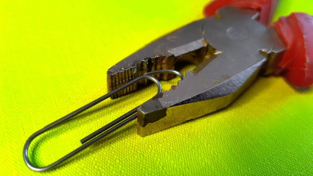 Как сделать отмычки из скрепки_ Реально ли двумя скрепками вскрыть замок_