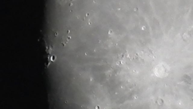 Красавица Луна в небе над городом. 12.05.22..MOV