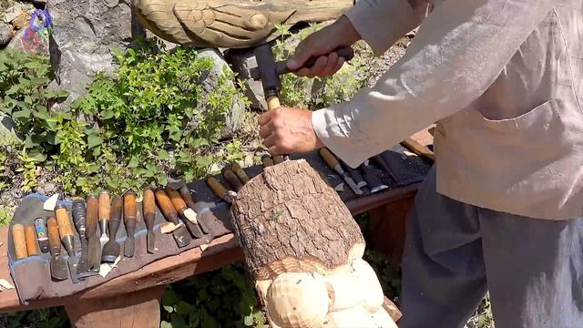 Горный старик делает традиционный корейский тотемный столб