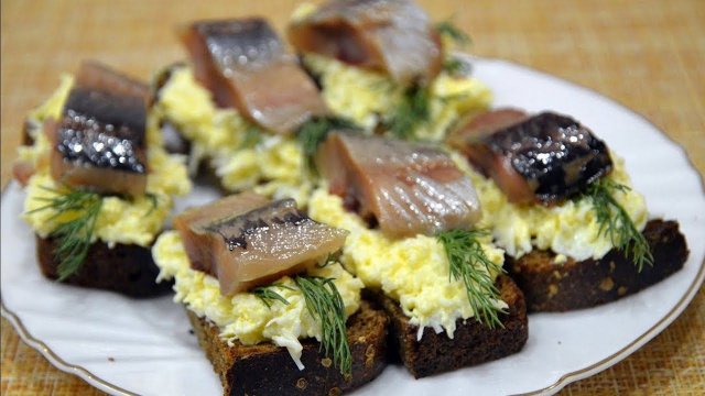 Вкусные бутерброды с селедкой.