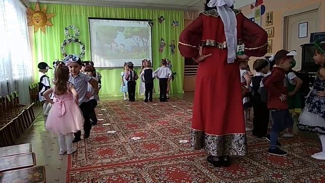 Танец "Зашагали ножки весело по кругу"