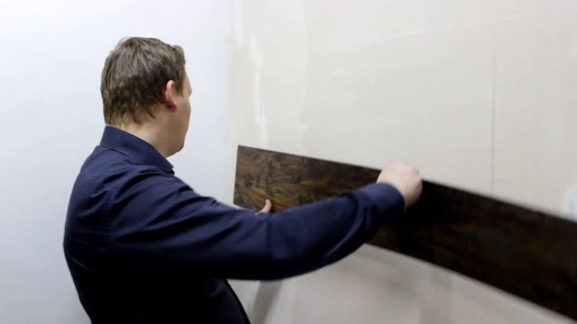 Кварцвиниловая плитка на стене | Клеим кварц винил | Укладываем клеевой кварц винил на стену