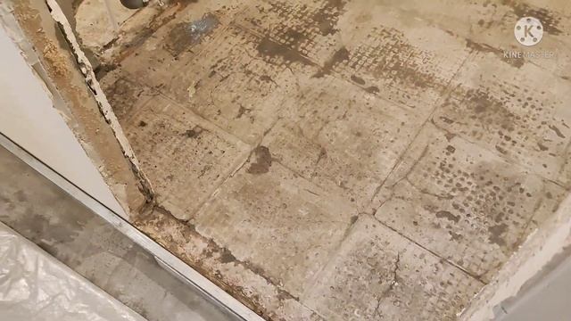 Заливаю полы в санузле - очень быстрый способ выравнивания пола без маяков!