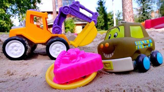 Песочница для самых маленьких. Ищем машинки в песочнице и лепим куличики. Чаепитие для игрушек