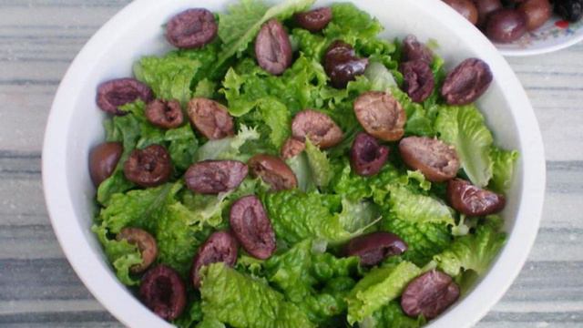 Салат ромэн с оливками и сыром