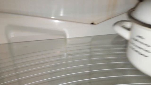 Холодильние. STINOL, вода из морозильной камеры течет .