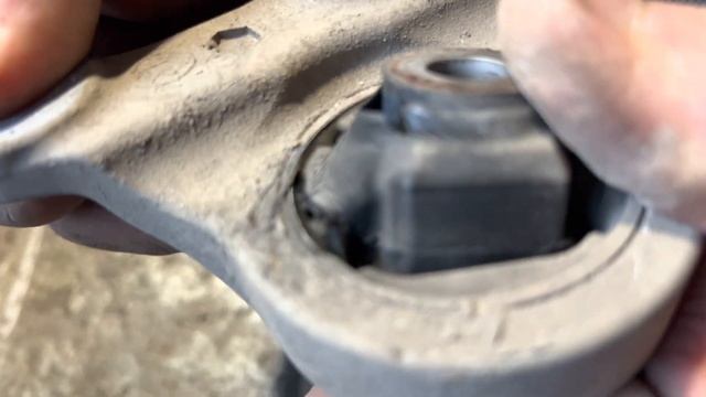 Замена сайлентблока передней опоры заднего электромотора Mitsubishi outlander phev