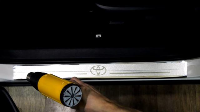 Защитные наклейки на пороги для Toyota RAV4